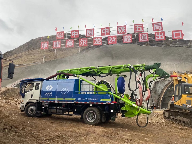 藍(lán)海智裝LCHP40C車載濕噴機(jī)械手助力同賽公路賽爾龍二號(hào)隧道出口建設(shè)